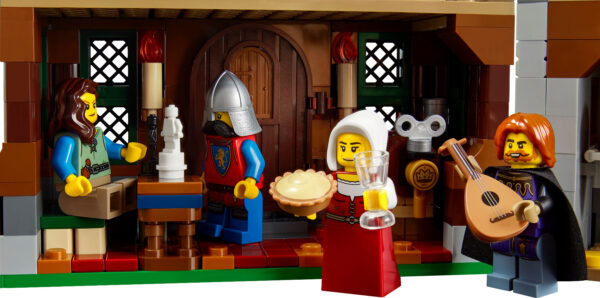 LEGO 10332 ICONS Średniowieczny plac miejski - obrazek 6